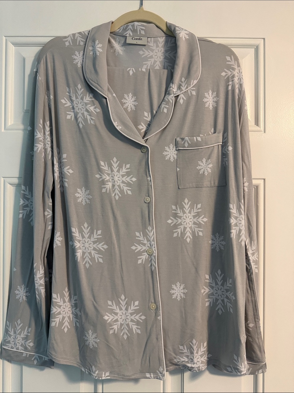 Confort Women's Gray Snowflake Button-Down Pajama Set